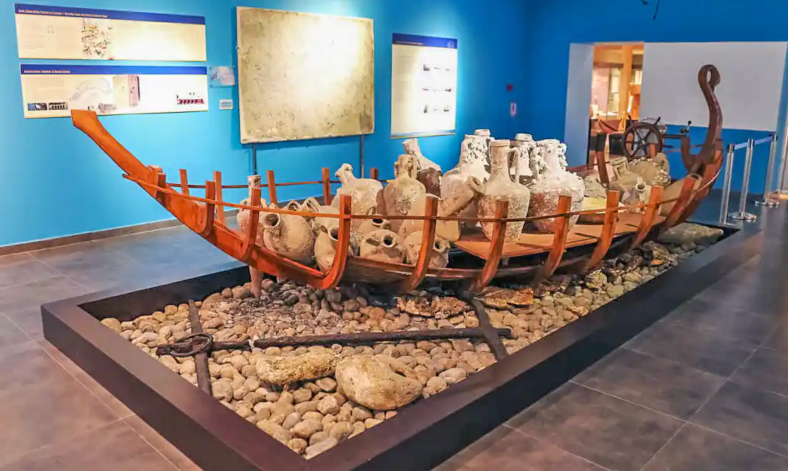 Древние амфоры в археологическом музее Алании