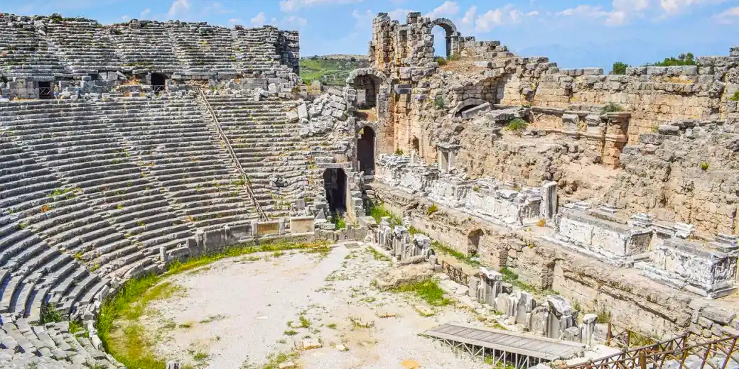 Развалины амфитеатра в Перге
