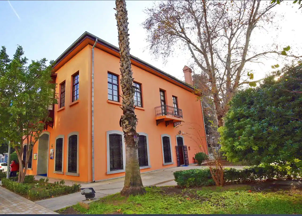 Дом-музей Ататюрка рядом с парком Караалиоглу в Анталии