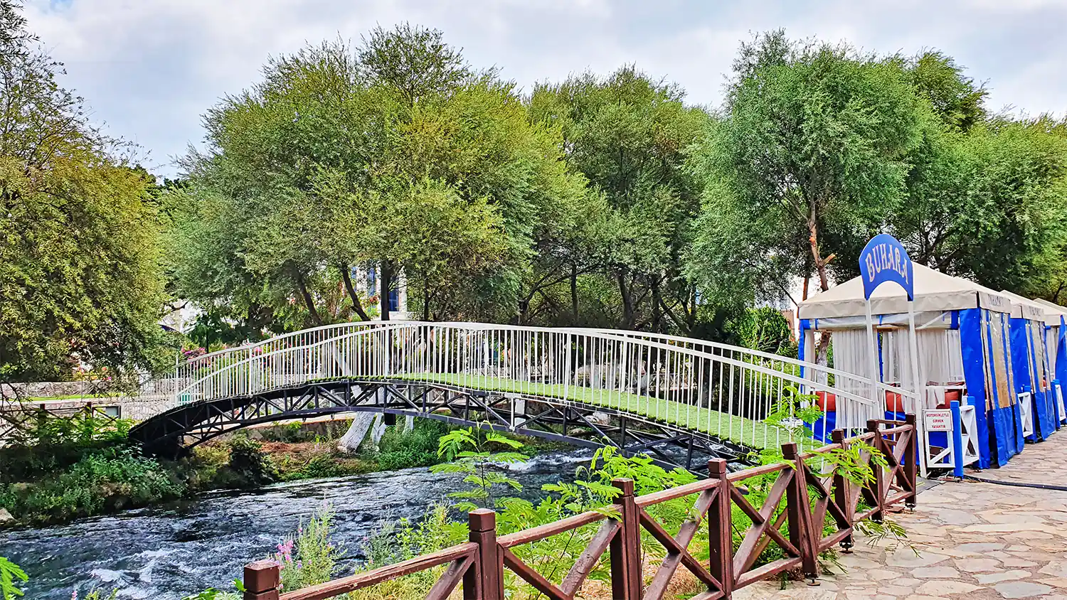 Мостик через реку в парке Дюден в Анталии
