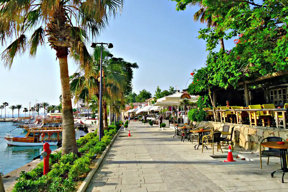 Набережная города Сиде в Турции