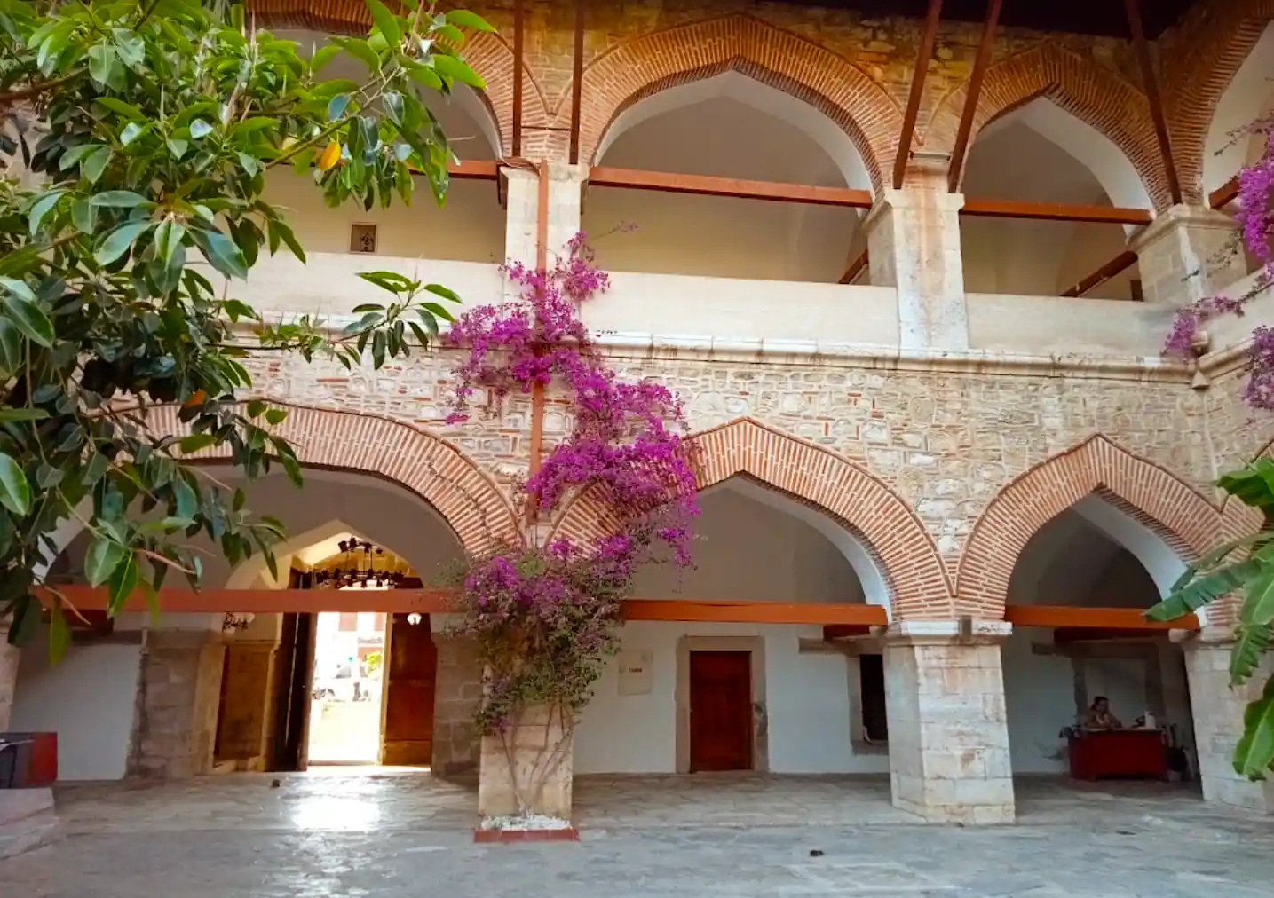 Внутренний двор Караван-Сарай в Кушадасы