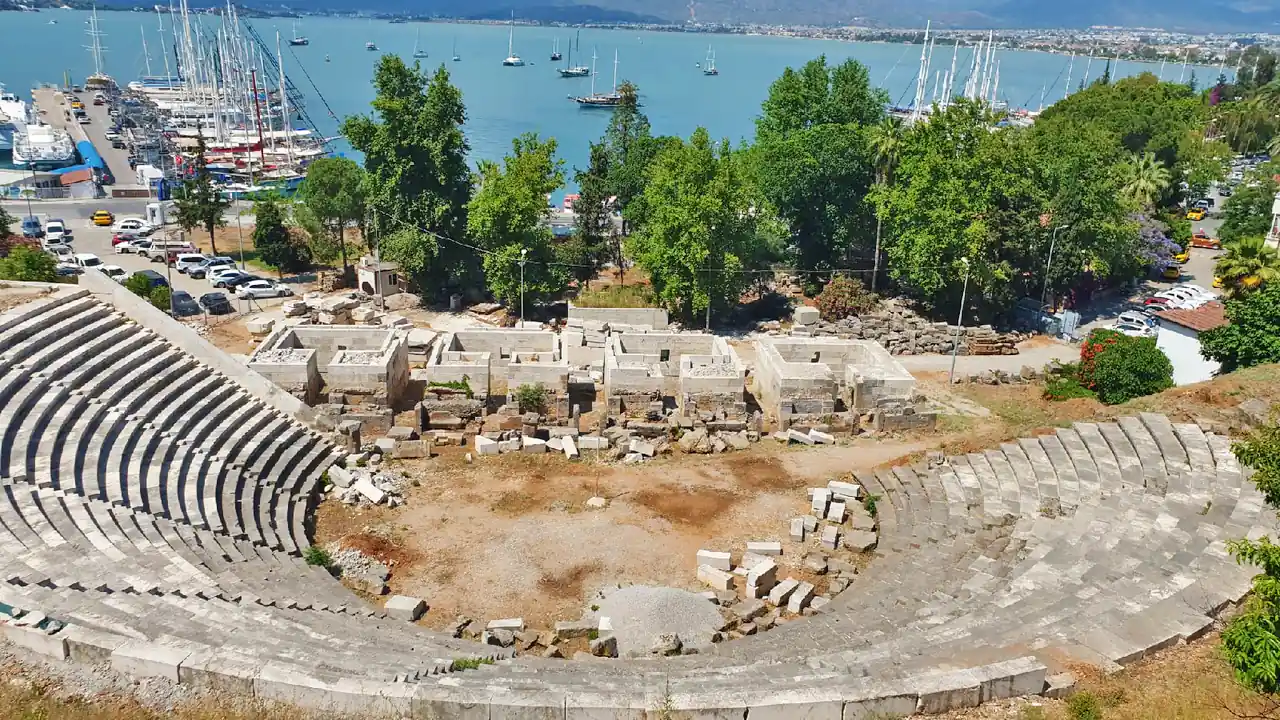 Развалины античного амфитеатра в Фетхие