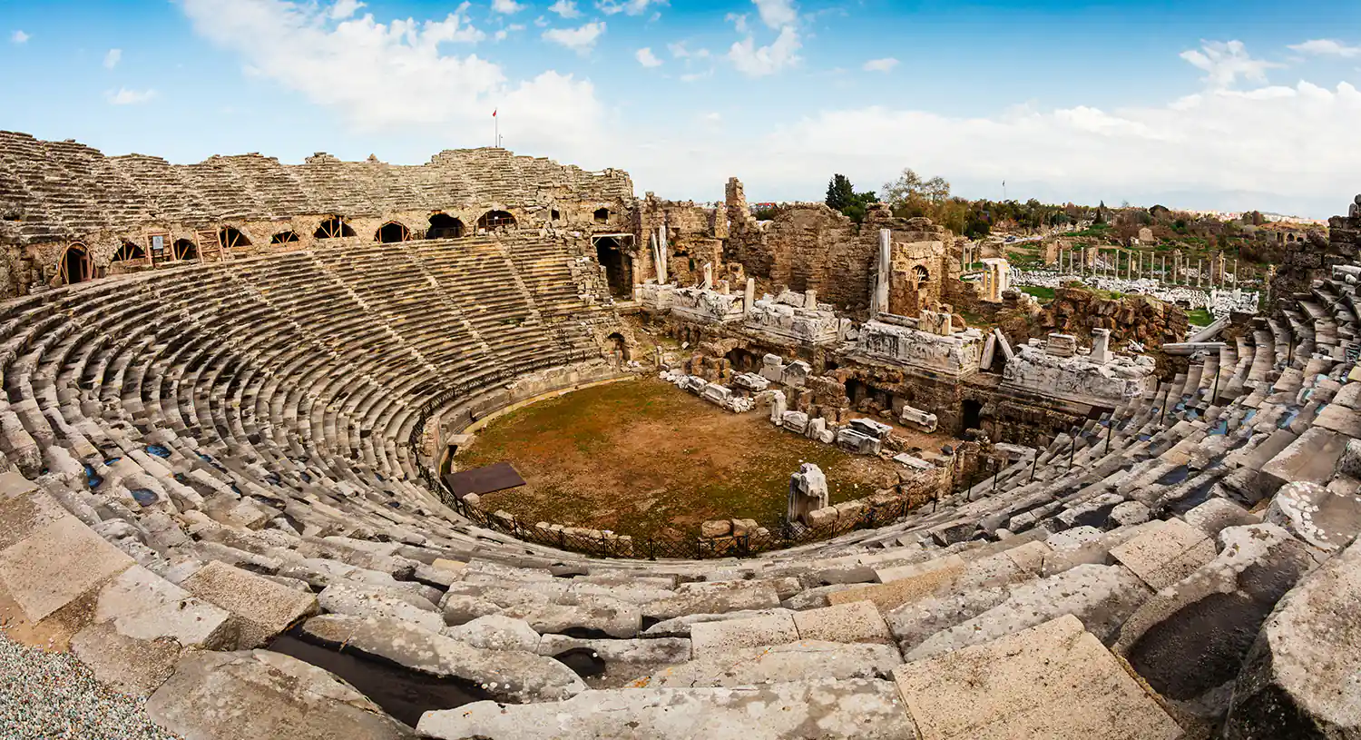 Руины античного амфитеатра в Сиде
