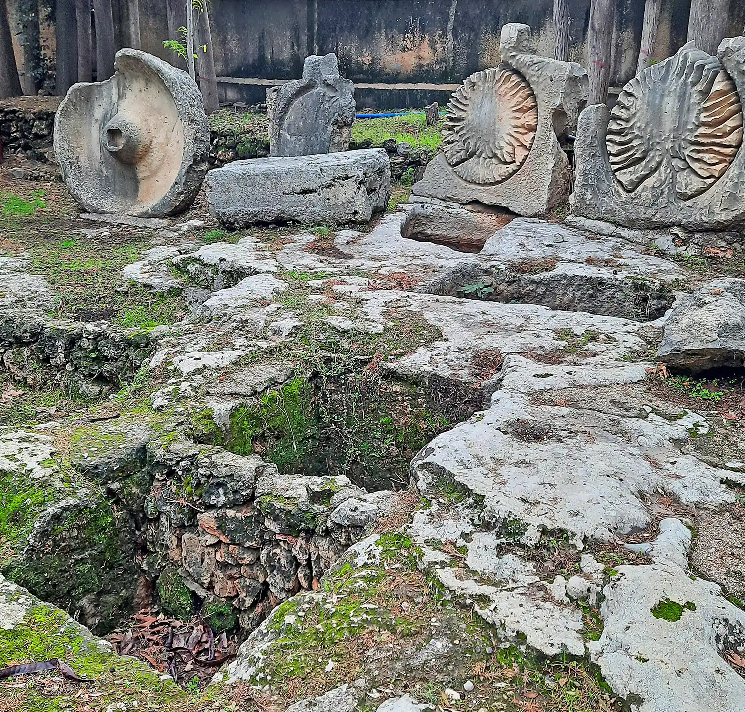 Развалины древних мастерских по производству оливкового масла возле Верхнего водопада Дюден в Анталии