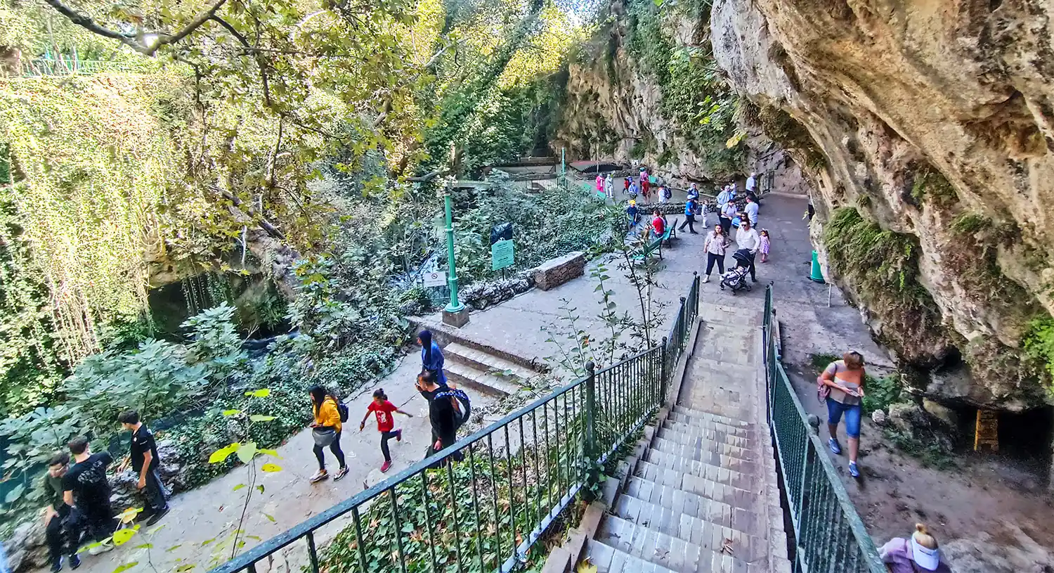 Лестницы в парке возле Верхнего водопада Дюден в Анталии