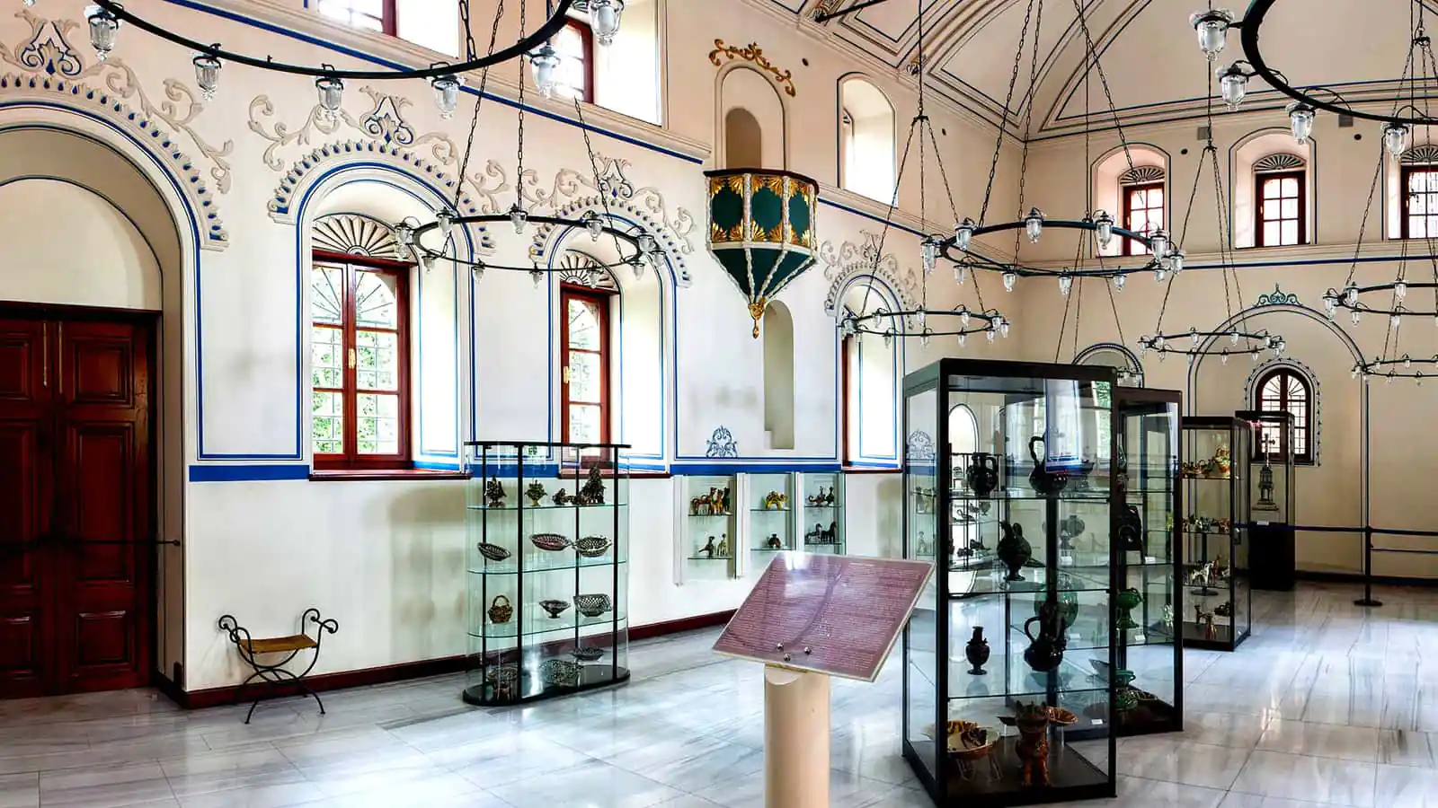 Внутри музея Калейчи Суны и Инана Кырач в Анталии